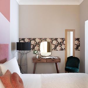 Kleine Kamer met een King Size Bed